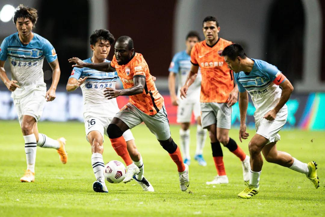 الأهلي وصن داونزمواجهة أسطورية بين عمالقة أفريقيا